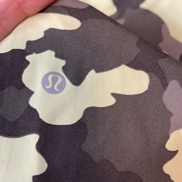 Lululemon Fast and Free high rise camo crop leggings. Size 8 - Picture 3 of 3
